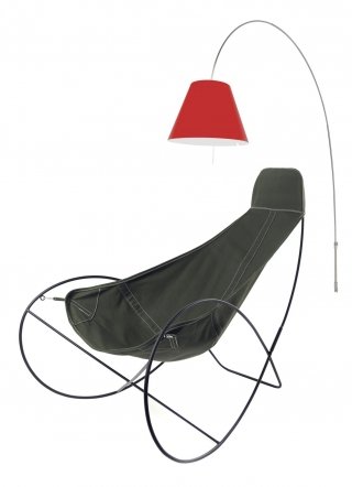 sedia a dondolo di Nomad chair di Serax rivestito in cotone e poliestere e lampada Costanza di Luceplan in alluminio sedia a dondolo di Nomad chair di Serax rivestito in cotone e poliestere e lampada Costanza di Luceplan in alluminio