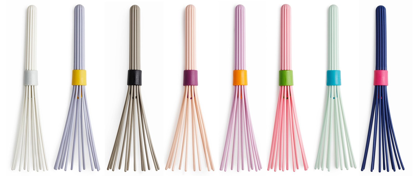 Si ispira alle cannucce colorate dei bambini la frusta Beater Wisk di Normann Copenhagen. L'anello di gomma che le contiene è un meccanismo che scorrendo ne consente l'apertura e la chiusura. Disponibile in 8 colori, può essere conservata o appesa, diventando un insolito accessorio decorativo nella vostra cucina. Prezzo 14 euro. www.normann-copenhagen.com Si ispira alle cannucce colorate dei bambini la frusta Beater Wisk di Normann Copenhagen. L'anello di gomma che le contiene è un meccanismo che scorrendo ne consente l'apertura e la chiusura. Disponibile in 8 colori, può essere conservata o appesa, diventando un insolito accessorio decorativo nella vostra cucina. Prezzo 14 euro. www.normann-copenhagen.com
