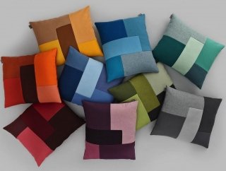 Brick di Norman Copenhagen gioca sulle forme, i colori e i materiali. La geometria e nel patchwork. I vari tessuti utilizzati in una piacevole nuances di colori creano un gioco grafico originale che aggiunge un tocco di ironia alla casa. Misura L 50 x H 60 cm. Prezzo 74 euro. www.normann-copenhagen.com Brick di Norman Copenhagen gioca sulle forme, i colori e i materiali. La geometria e nel patchwork. I vari tessuti utilizzati in una piacevole nuances di colori creano un gioco grafico originale che aggiunge un tocco di ironia alla casa. Misura L 50 x H 60 cm. Prezzo 74 euro. www.normann-copenhagen.com