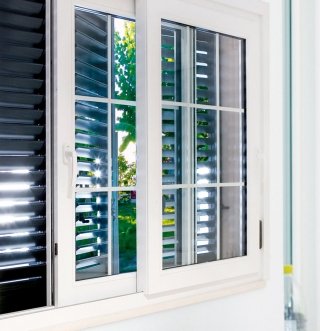 finestra Domus di Nurith a due ante, scorrevole traslante, in pvc finestra Domus di Nurith a due ante, scorrevole traslante, in pvc