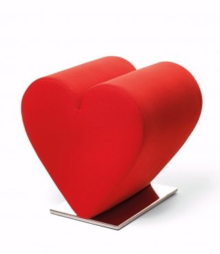 Con base in acciaio inox lucido, la seduta rivestita in cotone sfoderabile nella misura L 47 x P 42 x H 45 cm costa 750 euro Love di Opinion Ciatti Con base in acciaio inox lucido, la seduta rivestita in cotone sfoderabile nella misura L 47 x P 42 x H 45 cm costa 750 euro Love di Opinion Ciatti
