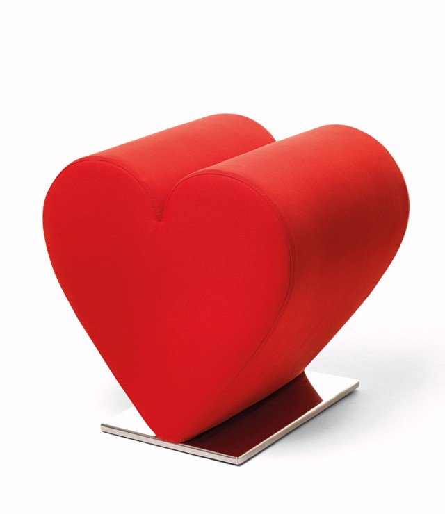Con base in acciaio inox lucido, la seduta rivestita in cotone sfoderabile nella misura L 47 x P 42 x H 45 cm costa 750 euro Love di Opinion Ciatti Con base in acciaio inox lucido, la seduta rivestita in cotone sfoderabile nella misura L 47 x P 42 x H 45 cm costa 750 euro Love di Opinion Ciatti