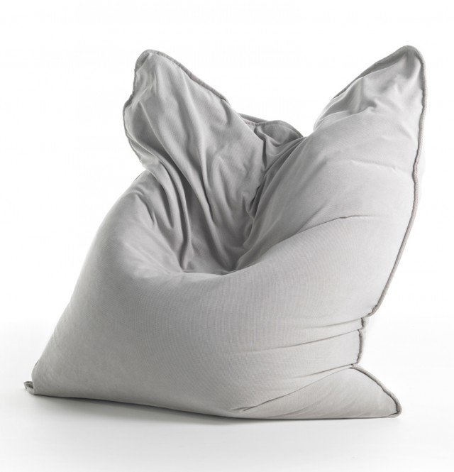 Si trasforma in poltrona, chaise longue, materassino, enorme cuscino, il pouf in tessuto imbottito che misura 130 x 150 cm (cuscino), 120 x 80 cm (poltrona), 170 x 90 cm (chaise longue); prezzo in via di definizione. Elfo di Orizzonti Si trasforma in poltrona, chaise longue, materassino, enorme cuscino, il pouf in tessuto imbottito che misura 130 x 150 cm (cuscino), 120 x 80 cm (poltrona), 170 x 90 cm (chaise longue); prezzo in via di definizione. Elfo di Orizzonti