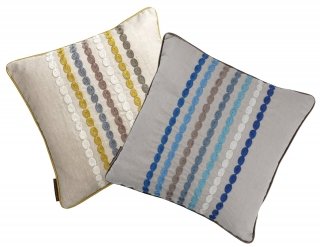 Usa un materiale pregiato come la seta il cuscino Kashan Stripe di Osborne & Little. Imbottitura è in piuma d’oca. Misura L 45 x H 45 cm. Il ricanìmo centrale e il profilo del cuscino sono disponibili in quattro varianti di colore. Prezzo 155 euro. www.osborneandlittle.com Usa un materiale pregiato come la seta il cuscino Kashan Stripe di Osborne & Little. Imbottitura è in piuma d’oca. Misura L 45 x H 45 cm. Il ricanìmo centrale e il profilo del cuscino sono disponibili in quattro varianti di colore. Prezzo 155 euro. www.osborneandlittle.com