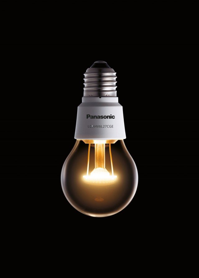 La lampadina a Led Nostalgic Clear di Panasonic (www.panasonic.it) di forma tradizionale sta bene anche sui vecchi lampadari. Prezzo 39,99 euro La lampadina a Led Nostalgic Clear di Panasonic (www.panasonic.it) di forma tradizionale sta bene anche sui vecchi lampadari. Prezzo 39,99 euro
