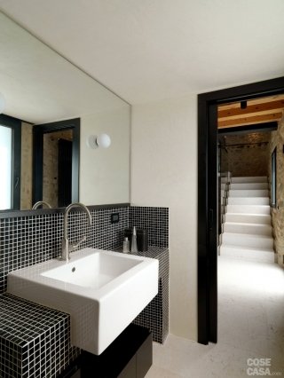 bagno con mosaico nero casa in legno e pietra bagno con mosaico nero casa in legno e pietra