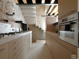 casa in legno e pietra, cucina su due lati paralleli casa in legno e pietra, cucina su due lati paralleli