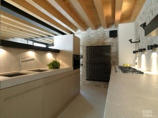 casa in legno e pietra, cucina su due lati paralleli casa in legno e pietra, cucina su due lati paralleli