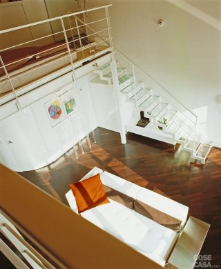 doppia altezza soggiorno  con divano bianco, con soppalco doppia altezza soggiorno  con divano bianco, con soppalco