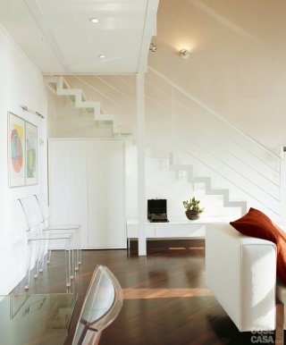 doppia altezza soggiorno  con divano bianco, con soppalco doppia altezza soggiorno  con divano bianco, con soppalco