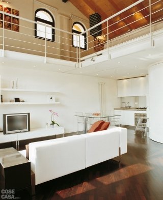 doppia altezza soggiorno  con divano bianco, con soppalco doppia altezza soggiorno  con divano bianco, con soppalco