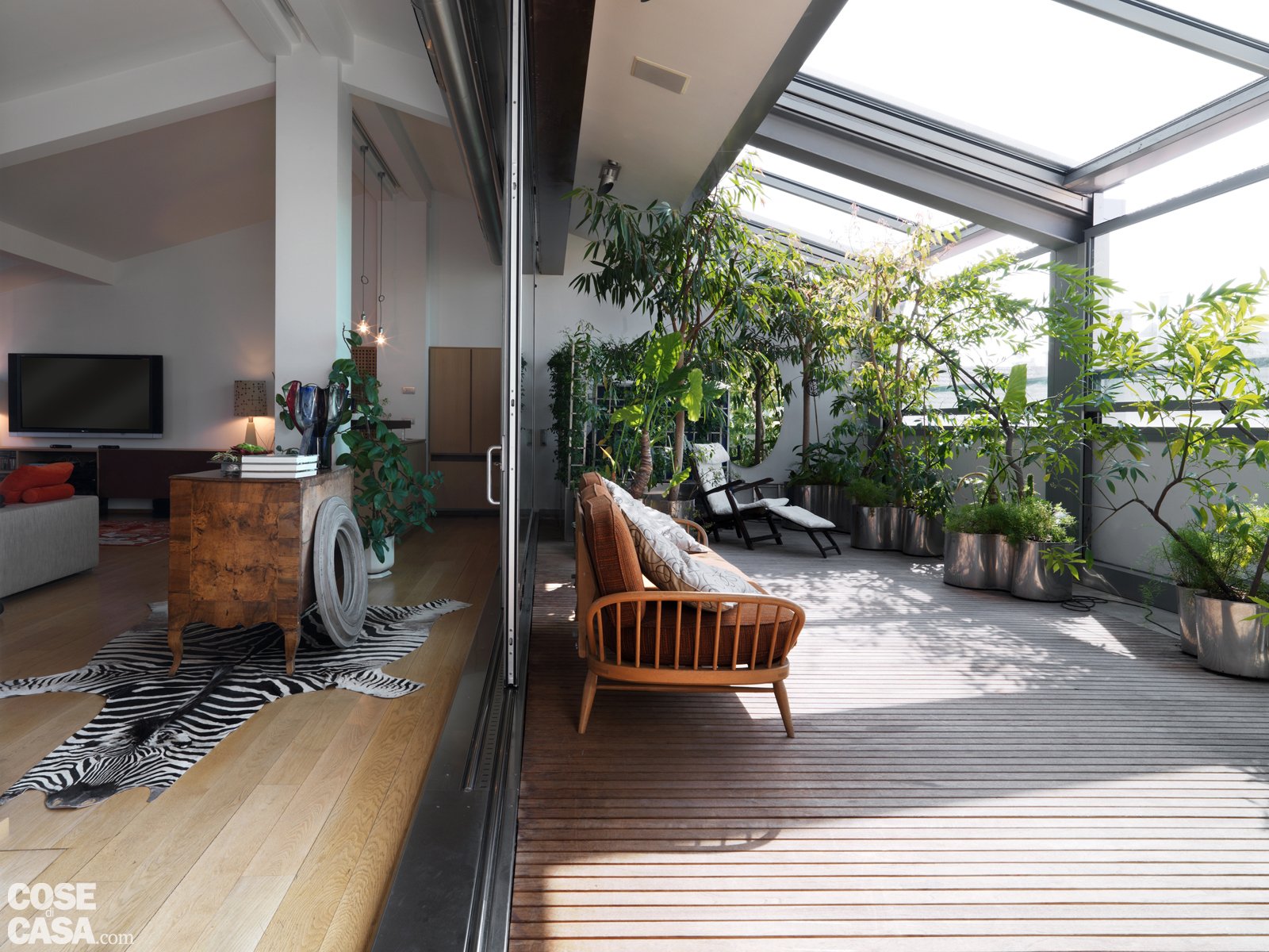 Un sottotetto con terrazzo aperto o chiuso a seconda delle necessità ... Balcone chiuso da vetrate