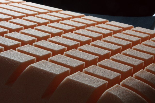 Il materasso di PerDormire e Pelma è realizzato in poliuretano Climafresh, che sfrutta le proprietà PCM (Phase Change Materials), particelle dall’effetto rinfrescante. Nelle misure standard, prezzo a partire da 400 euro. www.perdormire.it, www.climafresh.it Il materasso di PerDormire e Pelma è realizzato in poliuretano Climafresh, che sfrutta le proprietà PCM (Phase Change Materials), particelle dall’effetto rinfrescante. Nelle misure standard, prezzo a partire da 400 euro. www.perdormire.it, www.climafresh.it