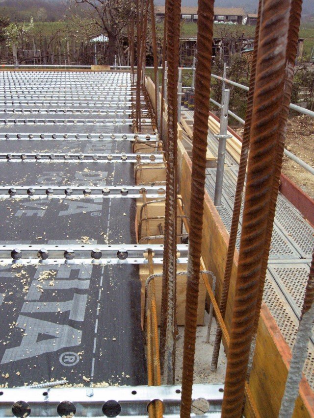 Il Sistema Traliccio LPR® con Connettore FLAP® di Peter Cox è specifico per solai in legno. Consente di realizzare collegamenti tra diverse tipologie di strutture, evitando distacchi e conseguenti crolli. La tecnica è inoltre mirata all’adeguamento antisismico in grado di garantire perfetta stabilità e massima sicurezza. www.petercoxitalia.it Il Sistema Traliccio LPR® con Connettore FLAP® di Peter Cox è specifico per solai in legno. Consente di realizzare collegamenti tra diverse tipologie di strutture, evitando distacchi e conseguenti crolli. La tecnica è inoltre mirata all’adeguamento antisismico in grado di garantire perfetta stabilità e massima sicurezza. www.petercoxitalia.it