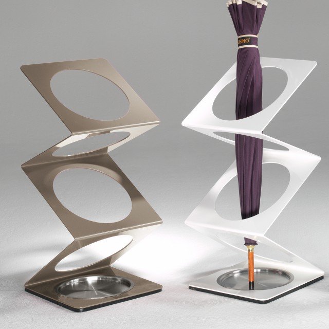 Interamente realizzato in acciaio verniciato, il portaombrelli dal design essenziale è dotato di vaschetta salvagocce in acciaio inox sul fondo; misura L 25 x P 25 x H 56 cm e costa 210 euro Molla di Pezzani Interamente realizzato in acciaio verniciato, il portaombrelli dal design essenziale è dotato di vaschetta salvagocce in acciaio inox sul fondo; misura L 25 x P 25 x H 56 cm e costa 210 euro Molla di Pezzani
