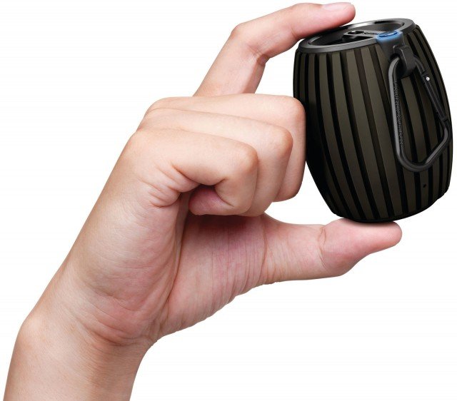 L’altoparlante portatile wireless Soundshooter SBT30/00 di Philips è compatibile con tutti i dispositivi abilitati Bluetooth per ascoltare musica. Ha microfono integrato per chiamate in vivavoce. Grazie alla batteria, della durata di 8 ore, ricaricabile consente di riprodurre la musica ovunque. Il moschettone permette di agganciarlo facilmente alla borsa o alla cintura. Misura L 6,7 x P 6,5 x H 8,2 cm. Prezzo 50,99 euro. www.philips.it L’altoparlante portatile wireless Soundshooter SBT30/00 di Philips è compatibile con tutti i dispositivi abilitati Bluetooth per ascoltare musica. Ha microfono integrato per chiamate in vivavoce. Grazie alla batteria, della durata di 8 ore, ricaricabile consente di riprodurre la musica ovunque. Il moschettone permette di agganciarlo facilmente alla borsa o alla cintura. Misura L 6,7 x P 6,5 x H 8,2 cm. Prezzo 50,99 euro. www.philips.it