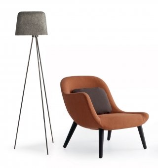 lampada da terra Felt Shade di Tom Dixon in feltro e poltrona Mad Chair di Poliform in poliuretano rivestito in tessuto o pelle e gambe in legno lampada da terra Felt Shade di Tom Dixon in feltro e poltrona Mad Chair di Poliform in poliuretano rivestito in tessuto o pelle e gambe in legno