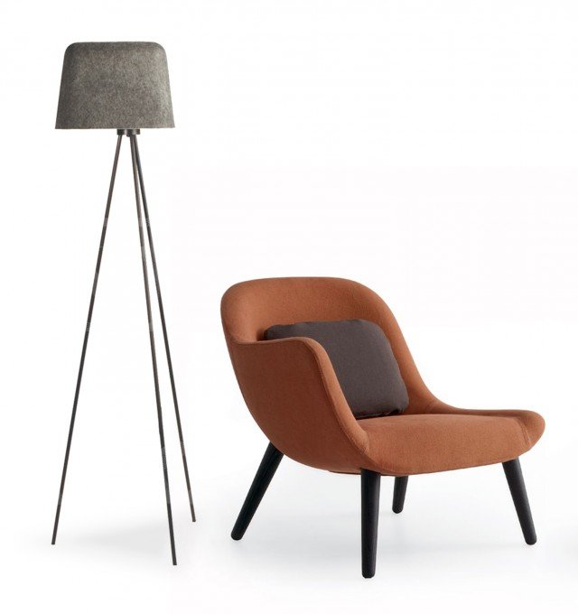 Felt Shade di Tom Dixon, è una lampada da terra realizzata in feltro, con una forma triangolare sagomata, di colore bianco internamente e grigio esternamente. Disponibile anche la sospensione. Misura L. 70 x H 145 cm (max 100 W). Prezzo 393 euro. www.tomdixon.net. Presentata al Salone del Mobile 2013 di Milano da Poliform, Mad Chair è una poltrona dalla struttura armonica e dall'estetica libera con scocca in poliuretano flessibile stampato e rivestimento non sfoderabile in tessuto o pelle. Gambe in legno massello finitura rovere. Misura L 76,5 x P 73,5 x H 68,5. Altezza seduta 31 cm. Prezzo su richiesta. www.poliform.it Felt Shade di Tom Dixon, è una lampada da terra realizzata in feltro, con una forma triangolare sagomata, di colore bianco internamente e grigio esternamente. Disponibile anche la sospensione. Misura L. 70 x H 145 cm (max 100 W). Prezzo 393 euro. www.tomdixon.net. Presentata al Salone del Mobile 2013 di Milano da Poliform, Mad Chair è una poltrona dalla struttura armonica e dall'estetica libera con scocca in poliuretano flessibile stampato e rivestimento non sfoderabile in tessuto o pelle. Gambe in legno massello finitura rovere. Misura L 76,5 x P 73,5 x H 68,5. Altezza seduta 31 cm. Prezzo su richiesta. www.poliform.it