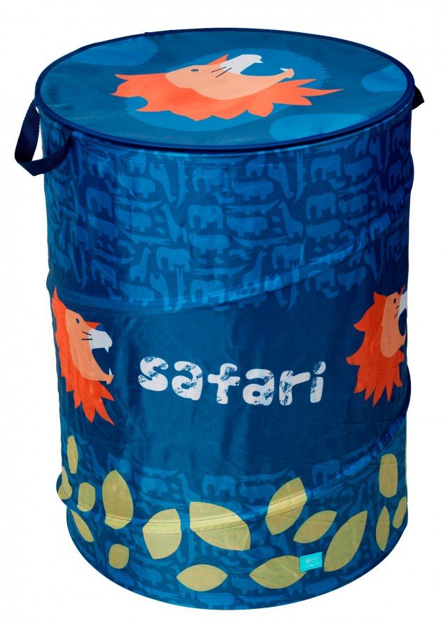 Il portaoggetti in tessuto, dotato di coperchio con velcro e custodia, misura L 48 x P 48 x H 60 cm e costa 29,95 euro Poppy Safari di Imaginarium Il portaoggetti in tessuto, dotato di coperchio con velcro e custodia, misura L 48 x P 48 x H 60 cm e costa 29,95 euro Poppy Safari di Imaginarium