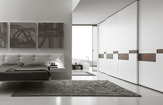 Armadio con anta scorrevole Split di Presotto ha pannelli in laccato lucido bianco candido con inserto imbottito in pelle pieno fiore camel, la parte più pregiata del pellame, riconoscibile dalle venature e dalle differenze superficiali. È realizzabile nelle finiture laccato opaco, neutro e color wood in una vasta gamma di colori e nelle essenze noce, rovere grigio e rovere scuro. Mentre gli inserti in legno, pelle o pietra. 2 ante misurano L 305 x P 660 x H 257. Prezzo dal riventidore. www.presottoitalia.it Armadio con anta scorrevole Split di Presotto ha pannelli in laccato lucido bianco candido con inserto imbottito in pelle pieno fiore camel, la parte più pregiata del pellame, riconoscibile dalle venature e dalle differenze superficiali. È realizzabile nelle finiture laccato opaco, neutro e color wood in una vasta gamma di colori e nelle essenze noce, rovere grigio e rovere scuro. Mentre gli inserti in legno, pelle o pietra. 2 ante misurano L 305 x P 660 x H 257. Prezzo dal riventidore. www.presottoitalia.it