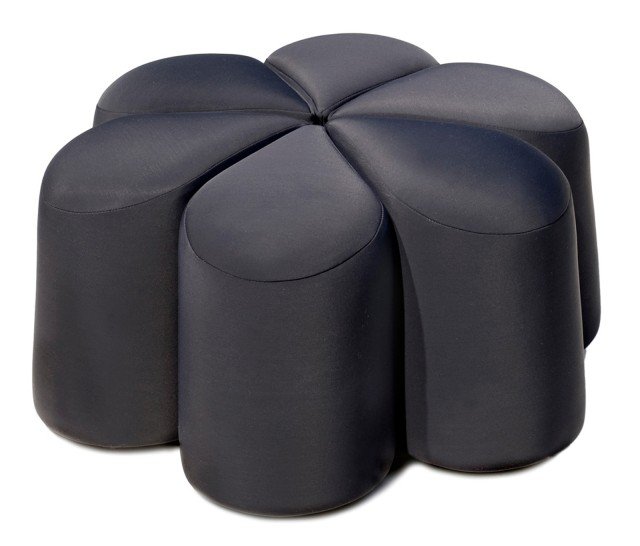 In legno massiccio e agglomerato rivestiti di tessuto jersey imbottito, il pouf misura Ø 75 x H 38 cm e costa 1.190 euro Myflower di Roche Bobois In legno massiccio e agglomerato rivestiti di tessuto jersey imbottito, il pouf misura Ø 75 x H 38 cm e costa 1.190 euro Myflower di Roche Bobois