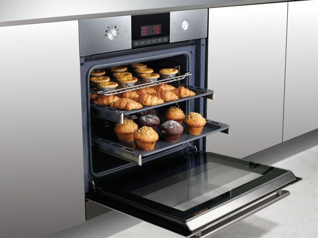 Ha 12 programmi di cottura il forno Speedoven FQ115T di Samsung con termostato elettronico e display digitale. Dispone anche di funzione microonde e di sistema di autopulizia a vapore. Misura L 60 x P 55 H 60 cm. Prezzo 1.199 euro www.samsung.com/it Ha 12 programmi di cottura il forno Speedoven FQ115T di Samsung con termostato elettronico e display digitale. Dispone anche di funzione microonde e di sistema di autopulizia a vapore. Misura L 60 x P 55 H 60 cm. Prezzo 1.199 euro www.samsung.com/it