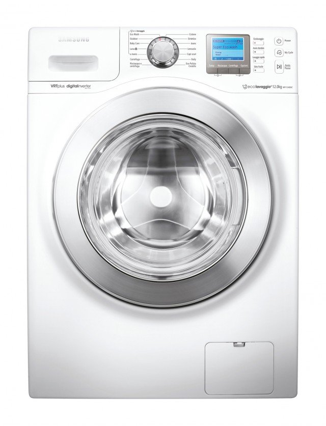Carica fino a 12 kg di bucato la lavatrice WF1124ZAC Ecolavaggio di Samsung con sistema Fuzzy logic che identifica il peso del bucato e calcola l’acqua e l’energia necessarie. In classe di efficienza energetica A+++ è dotata anche di programmi speciali Eco Wash e Eco Pulizia del cestello. Misura L 60 x P 60 x H 85 cm. Prezzo 1.108 euro www.samsung.com/it Carica fino a 12 kg di bucato la lavatrice WF1124ZAC Ecolavaggio di Samsung con sistema Fuzzy logic che identifica il peso del bucato e calcola l’acqua e l’energia necessarie. In classe di efficienza energetica A+++ è dotata anche di programmi speciali Eco Wash e Eco Pulizia del cestello. Misura L 60 x P 60 x H 85 cm. Prezzo 1.108 euro www.samsung.com/it