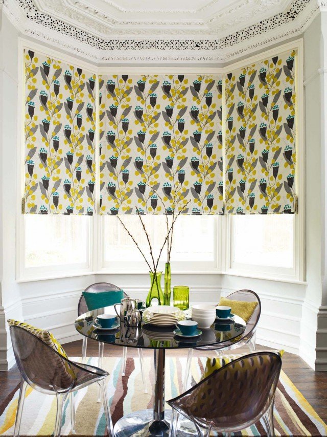 In netto contrasto, le cornici di impronta classica, che decorano le pareti e il soffitto, e le tende realizzate con un tessuto pesante fantasia, creano l’atmosfera ideale per valorizzare la zona pranzo minimal. Il tessuto floreale Bellflower di Sanderson (www.bbdistribuzione.it ) è in cotone 100%. Proposto in 5 varianti di colore e largo 140 cm. Prezzo al metro 61 euro In netto contrasto, le cornici di impronta classica, che decorano le pareti e il soffitto, e le tende realizzate con un tessuto pesante fantasia, creano l’atmosfera ideale per valorizzare la zona pranzo minimal. Il tessuto floreale Bellflower di Sanderson (www.bbdistribuzione.it ) è in cotone 100%. Proposto in 5 varianti di colore e largo 140 cm. Prezzo al metro 61 euro