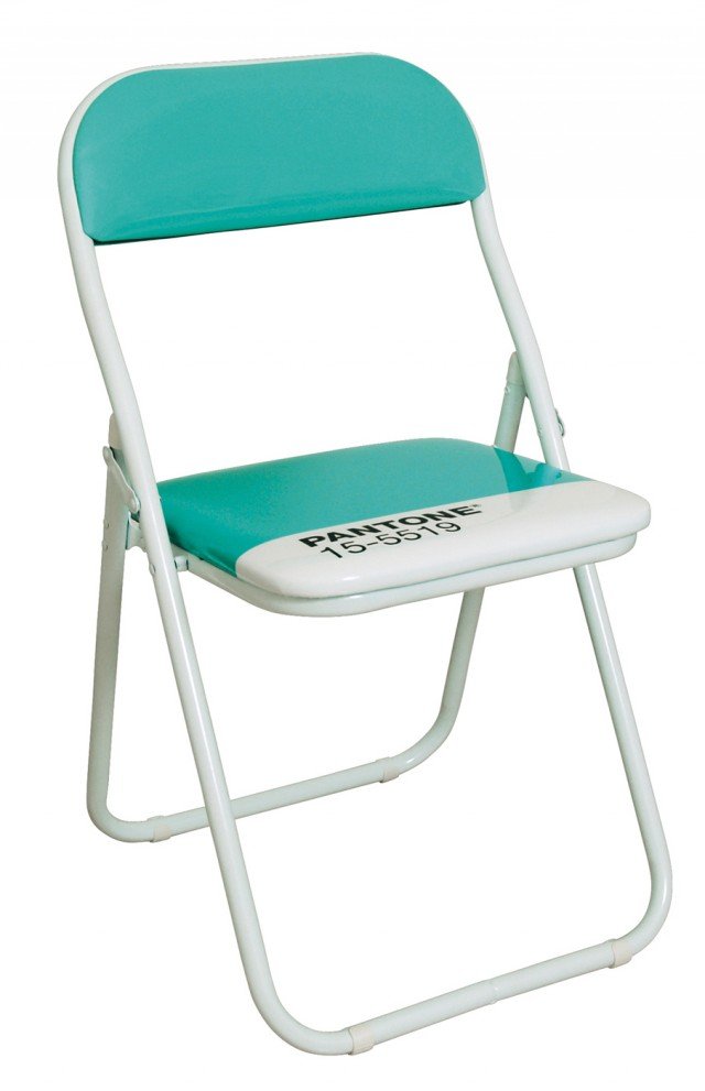 PER QUALSIASI AMBIENTE PERFETTA NELLA CAMERA DEI RAGAZZI ANCHE NELLA VERSIONE BABY. Pantone Inc. è un’azienda statunitense che si occupa principalmente della catalogazione dei colori e delle produzione del sistema di identificazione attraverso un codice. Proprio quello stampato sulle sedute delle sedie pieghevoli Pantone Chair di Seletti. La sua struttura è in metallo laccato abbinato alla pelle sintetica in una gamma infinita di colori. Misura L44xP46xH79 cm. Prezzo 59 Euro. www.seletti.it PER QUALSIASI AMBIENTE PERFETTA NELLA CAMERA DEI RAGAZZI ANCHE NELLA VERSIONE BABY. Pantone Inc. è un’azienda statunitense che si occupa principalmente della catalogazione dei colori e delle produzione del sistema di identificazione attraverso un codice. Proprio quello stampato sulle sedute delle sedie pieghevoli Pantone Chair di Seletti. La sua struttura è in metallo laccato abbinato alla pelle sintetica in una gamma infinita di colori. Misura L44xP46xH79 cm. Prezzo 59 Euro. www.seletti.it