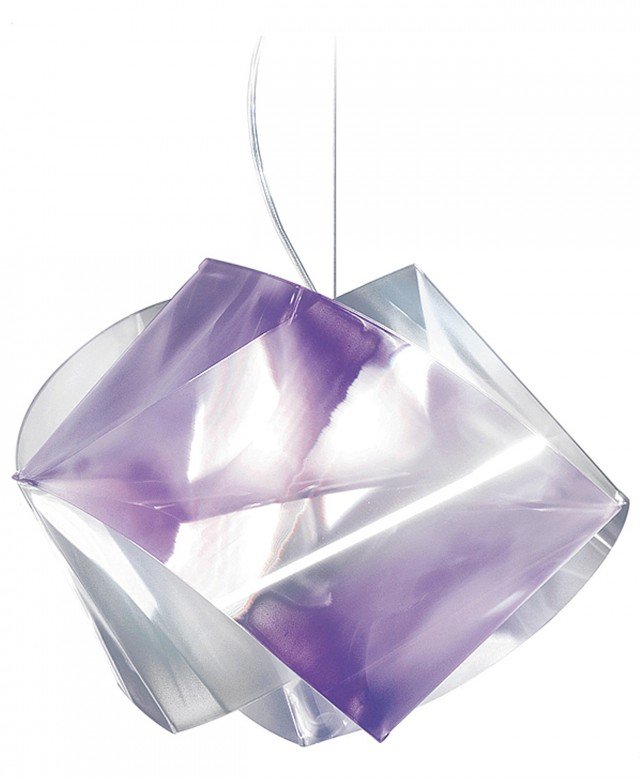 Disponibile in 5 colorazioni che si ispirano alle pietre preziose, la sospensione Gemmy Prisma Color di Slamp (www.slamp.com) in Lentiflex® misura L 42 x P 42 x H 34 cm. Prezzo160 euro Disponibile in 5 colorazioni che si ispirano alle pietre preziose, la sospensione Gemmy Prisma Color di Slamp (www.slamp.com) in Lentiflex® misura L 42 x P 42 x H 34 cm. Prezzo160 euro