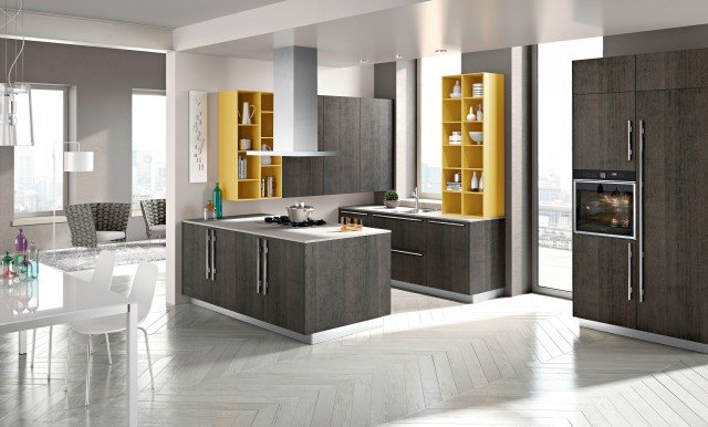 La cucina Orange di Snaidero è progettata secondo criteri di qualità che proteggono l’ambiente: legno ecologico proveniente da riserve certificate dal Forest Stewerdship Council (Fsc), che stabilisce un giusto equilibrio tra taglio e piantumazione; verniciatura con prodotti a base di acqua, che riducono drasticamente solventi sintetici, e privi di sostanze pericolose per la salute; pannello di particelle di legno low emission, di spessore 19 mm (a bassissima emissione di formaldeide, a meno della metà dello standard europeo E1) nobilitato con resine melaminiche. Ha le ante in legno Frassino Dark ed elementi a giorno laccato Giallo Curry. Il sistema progettuale utilizza moduli standard ma “a misura”, che valorizzano il contenimento grazie alla flessibilità in altezza e larghezza senza spreco di spazi. La cucina Orange di Snaidero è progettata secondo criteri di qualità che proteggono l’ambiente: legno ecologico proveniente da riserve certificate dal Forest Stewerdship Council (Fsc), che stabilisce un giusto equilibrio tra taglio e piantumazione; verniciatura con prodotti a base di acqua, che riducono drasticamente solventi sintetici, e privi di sostanze pericolose per la salute; pannello di particelle di legno low emission, di spessore 19 mm (a bassissima emissione di formaldeide, a meno della metà dello standard europeo E1) nobilitato con resine melaminiche. Ha le ante in legno Frassino Dark ed elementi a giorno laccato Giallo Curry. Il sistema progettuale utilizza moduli standard ma “a misura”, che valorizzano il contenimento grazie alla flessibilità in altezza e larghezza senza spreco di spazi.