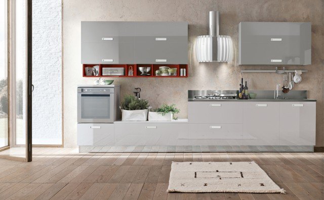 In laminato lucido grigio piombo e grigio cenere, la cucina Milly di Stosa Cucine ha un elemento a giorno bordeaux. La grande modularità della collezione consente di progettare composizioni personalizzate secondo le diverse esigenze di spazio, anche quelli più contenuti, e nel migliore dei modi. Le soluzioni storage, dai cestoni ai cassetti, sono internamente organizzate con accessori che ne ottimizzano la capienza. Per un agevole utilizzo della parte retrostante, in cassetti e cestoni risultano fondamentali l’estrazione totale (con altezza spondine di 8,6 cm), la presenza di guide in acciaio con rotelle in plastica e la portata dinamica di 30 chili. Inoltre, i sistemi di scorrimento che il modello monta di serie utilizzano componenti efficienti e affidabili per una maggiore resistenza all’usura. In laminato lucido grigio piombo e grigio cenere, la cucina Milly di Stosa Cucine ha un elemento a giorno bordeaux. La grande modularità della collezione consente di progettare composizioni personalizzate secondo le diverse esigenze di spazio, anche quelli più contenuti, e nel migliore dei modi. Le soluzioni storage, dai cestoni ai cassetti, sono internamente organizzate con accessori che ne ottimizzano la capienza. Per un agevole utilizzo della parte retrostante, in cassetti e cestoni risultano fondamentali l’estrazione totale (con altezza spondine di 8,6 cm), la presenza di guide in acciaio con rotelle in plastica e la portata dinamica di 30 chili. Inoltre, i sistemi di scorrimento che il modello monta di serie utilizzano componenti efficienti e affidabili per una maggiore resistenza all’usura.
