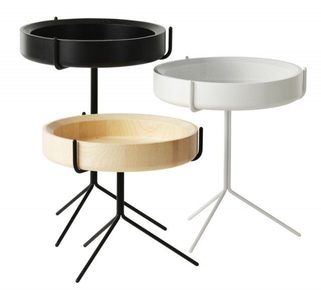Drum di Swedese, è un tavolino trasformista nato per il living è un comodino anticonvenzionale. Al posto del classico piano d’appoggio, una capiente ciotola di legno che può contenere oggetti o essere spostata dove più serve. Collocata sulla base a tre piedi in tondino d’acciaio, con la sua forma circolare ricorda decisamente il tamburo di una batteria da rock band. È disponibile in tre diverse altezze. Misura Ø 40 cm
H 36/46/56 cm. Prezzo a partire da 523 euro. www.swedese.se Drum di Swedese, è un tavolino trasformista nato per il living è un comodino anticonvenzionale. Al posto del classico piano d’appoggio, una capiente ciotola di legno che può contenere oggetti o essere spostata dove più serve. Collocata sulla base a tre piedi in tondino d’acciaio, con la sua forma circolare ricorda decisamente il tamburo di una batteria da rock band. È disponibile in tre diverse altezze. Misura Ø 40 cm
H 36/46/56 cm. Prezzo a partire da 523 euro. www.swedese.se