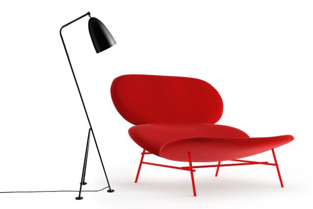 Curiosa nella sua linea con base a treppiedi. Il paralume montato su un braccio flessibile permette di indirizzare la luce. Realizzata in acciaio verniciata a polvere è disponibile nei colori: antracite, vintage red, light blue e nero. Grasshopper di Gubi. Misura H 125,5 x L 43,5 cm- (max 40 W). Prezzo 665 euro. Acquistabile su www.finnishdesignshop.it. Kelly Large di Tacchini fa parte di collezione composta da tre sedute giocate su diverse proporzioni fra lo schienale ed il sedile sospese su sottili strutture metalliche. Misura L 104 x P 116 x H 84. Altezza seduta 36 cm. Prezzo 2.184 euro. www.tacchini.it Curiosa nella sua linea con base a treppiedi. Il paralume montato su un braccio flessibile permette di indirizzare la luce. Realizzata in acciaio verniciata a polvere è disponibile nei colori: antracite, vintage red, light blue e nero. Grasshopper di Gubi. Misura H 125,5 x L 43,5 cm- (max 40 W). Prezzo 665 euro. Acquistabile su www.finnishdesignshop.it. Kelly Large di Tacchini fa parte di collezione composta da tre sedute giocate su diverse proporzioni fra lo schienale ed il sedile sospese su sottili strutture metalliche. Misura L 104 x P 116 x H 84. Altezza seduta 36 cm. Prezzo 2.184 euro. www.tacchini.it