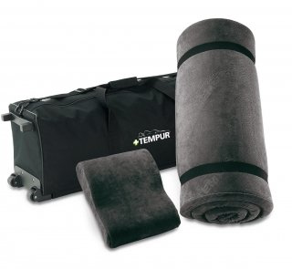 Il set travel di Tempur è composto dal supporto lombare Transit, dalle ridotte dimensioni e da Transit Pillow, un collare a forma di ferro di cavallo in velluto di cotone. Il set da viaggio è composto da sovra-materasso e guanciale, custoditi in trolley di materiale impermeabile, dotato di ruote e manico regolabile. Prezzo consigliato 450 euro. www.tempur.it Il set travel di Tempur è composto dal supporto lombare Transit, dalle ridotte dimensioni e da Transit Pillow, un collare a forma di ferro di cavallo in velluto di cotone. Il set da viaggio è composto da sovra-materasso e guanciale, custoditi in trolley di materiale impermeabile, dotato di ruote e manico regolabile. Prezzo consigliato 450 euro. www.tempur.it