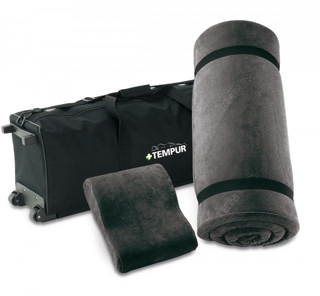 Il set travel di Tempur è composto dal supporto lombare Transit, dalle ridotte dimensioni e da Transit Pillow, un collare a forma di ferro di cavallo in velluto di cotone. Il set da viaggio è composto da sovra-materasso e guanciale, custoditi in trolley di materiale impermeabile, dotato di ruote e manico regolabile. Prezzo consigliato 450 euro. www.tempur.it Il set travel di Tempur è composto dal supporto lombare Transit, dalle ridotte dimensioni e da Transit Pillow, un collare a forma di ferro di cavallo in velluto di cotone. Il set da viaggio è composto da sovra-materasso e guanciale, custoditi in trolley di materiale impermeabile, dotato di ruote e manico regolabile. Prezzo consigliato 450 euro. www.tempur.it