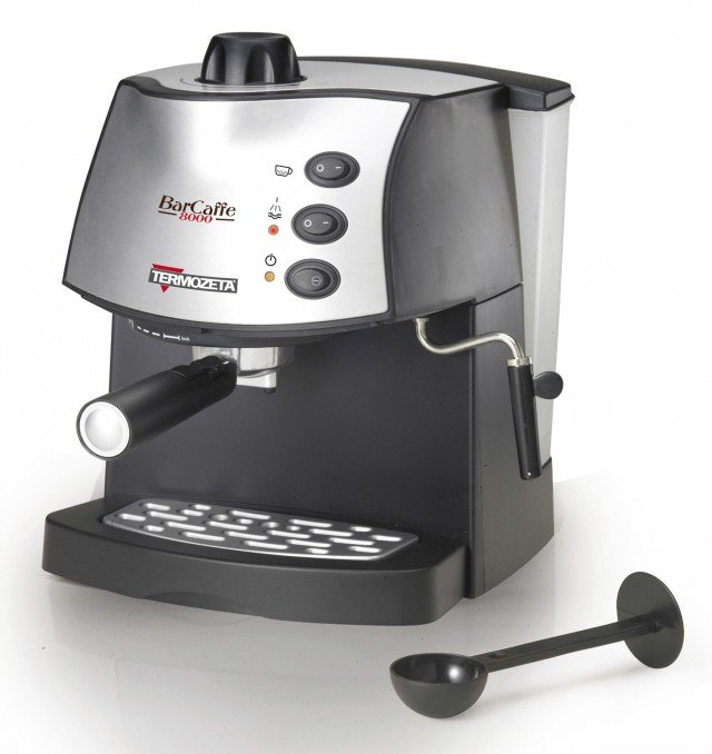Barcaffè8000 di Termozeta funziona con caffè in polvere e ha funzionamento di spegnimento automatico dopo 9 minuti. Fornito con in dotazione pressino e dosatore, ha il serbatoio estraibile capiente 1,2 litri. Prezzo 69 euro. www.termozeta.com Barcaffè8000 di Termozeta funziona con caffè in polvere e ha funzionamento di spegnimento automatico dopo 9 minuti. Fornito con in dotazione pressino e dosatore, ha il serbatoio estraibile capiente 1,2 litri. Prezzo 69 euro. www.termozeta.com