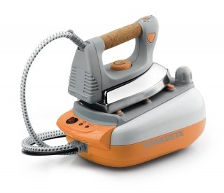 Il ferro da stiro con ferro di tipo professionale con manico in sughero Tre di Termozeta, ha piastra in alluminio e tasto di erogazione con funzione di vapore continuo. La caldaia ha capacità di 600 ml con pressione di 3,5 Bar. Prezzo 69 euro. www.termozeta.com Il ferro da stiro con ferro di tipo professionale con manico in sughero Tre di Termozeta, ha piastra in alluminio e tasto di erogazione con funzione di vapore continuo. La caldaia ha capacità di 600 ml con pressione di 3,5 Bar. Prezzo 69 euro. www.termozeta.com