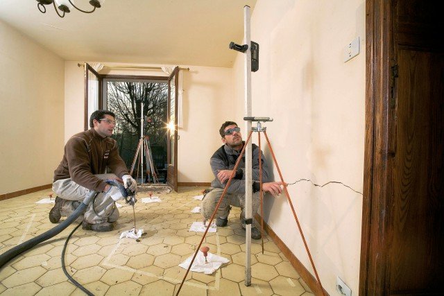 Il sistema Floor Lift di Uretek solleva e compatta le pavimentazioni cedute con iniezioni mirate di resina espandente sotto il massetto. L’intervento consente sollevamenti anche superiori a 30 cm, correggendo pendenze ed eliminando dislivelli. È sicuro perché monitorato in tempo reale con strumentazione laser, è rapido e non sporca. Non produce vibrazioni ed è adatto a pavimentazioni sia rigide sia flessibili. www.uretek.it Il sistema Floor Lift di Uretek solleva e compatta le pavimentazioni cedute con iniezioni mirate di resina espandente sotto il massetto. L’intervento consente sollevamenti anche superiori a 30 cm, correggendo pendenze ed eliminando dislivelli. È sicuro perché monitorato in tempo reale con strumentazione laser, è rapido e non sporca. Non produce vibrazioni ed è adatto a pavimentazioni sia rigide sia flessibili. www.uretek.it
