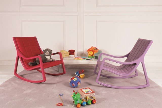 Rock on è la sedia a dondolo di Valdichienti realizzata in multistrato laccato e compensato curvato sulla seduta con imbottitura in poliuretano espanso. Il rivestimento in pelle è disponibile in diversi colori. Anche la versione Baby. Prezzo su richiesta. www.valdichienti.it Rock on è la sedia a dondolo di Valdichienti realizzata in multistrato laccato e compensato curvato sulla seduta con imbottitura in poliuretano espanso. Il rivestimento in pelle è disponibile in diversi colori. Anche la versione Baby. Prezzo su richiesta. www.valdichienti.it