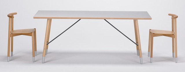 Il meccanismo semplice ed elementare su cui si basa è quello dei vecchi tavoli da Pin-Pong: quattro gambe lineari che si ripiegano su se stesse per scomparire sotto il piano di appoggio. Agile e leggero il tavolo Stick (design Luigi Baroli) di Valsecchi 1918 è in legno massello rivestito in laminato. Un prodotto utile per gli interni ma utilizzabile anche in esterno. La collezione comprende due versioni rettangolari (da 180 cm a 220 cm di lunghezza), un modello quadrato e uno tondo. Prezzo a partire da euro 560 fino a 590 euro (a seconda della finitura) per la versione quadrata P 100 x L 100 cm. Prezzo a partire da 590 euro fino a 620 euro (a seconda della finitura) per la versione tonda Ø 115 cm. Prezzo a partire da 1.300 euro fino a 1.490 euro (a seconda della finitura) per la versione rettangolare. www.valsecchispa.it Il meccanismo semplice ed elementare su cui si basa è quello dei vecchi tavoli da Pin-Pong: quattro gambe lineari che si ripiegano su se stesse per scomparire sotto il piano di appoggio. Agile e leggero il tavolo Stick (design Luigi Baroli) di Valsecchi 1918 è in legno massello rivestito in laminato. Un prodotto utile per gli interni ma utilizzabile anche in esterno. La collezione comprende due versioni rettangolari (da 180 cm a 220 cm di lunghezza), un modello quadrato e uno tondo. Prezzo a partire da euro 560 fino a 590 euro (a seconda della finitura) per la versione quadrata P 100 x L 100 cm. Prezzo a partire da 590 euro fino a 620 euro (a seconda della finitura) per la versione tonda Ø 115 cm. Prezzo a partire da 1.300 euro fino a 1.490 euro (a seconda della finitura) per la versione rettangolare. www.valsecchispa.it