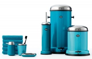 Vipp completa la gamma destinata al bagno proponendo una nuova serie di accessori dal design minimalista e contemporaneo. Questa collezione include un set di due appendiabiti, un portasciugamani, uno scaffale e un portarotolo carta igienica. Semplicità estetica, linee sobrie, funzionalità e materiali di qualità sono i fili conduttori di questa gamma. Tutti gli elementi sono realizzati in acciaio inox e gomma. La combinazione di questi due materiali crea un elegante contrasto. La superficie degli appendini è decorata con gomma per impedire che gli asciugamani scivolino. Misura Ø 1,5 x L 6 cm. Prezzo 89 euro la coppia. www.vipp.com Vipp completa la gamma destinata al bagno proponendo una nuova serie di accessori dal design minimalista e contemporaneo. Questa collezione include un set di due appendiabiti, un portasciugamani, uno scaffale e un portarotolo carta igienica. Semplicità estetica, linee sobrie, funzionalità e materiali di qualità sono i fili conduttori di questa gamma. Tutti gli elementi sono realizzati in acciaio inox e gomma. La combinazione di questi due materiali crea un elegante contrasto. La superficie degli appendini è decorata con gomma per impedire che gli asciugamani scivolino. Misura Ø 1,5 x L 6 cm. Prezzo 89 euro la coppia. www.vipp.com