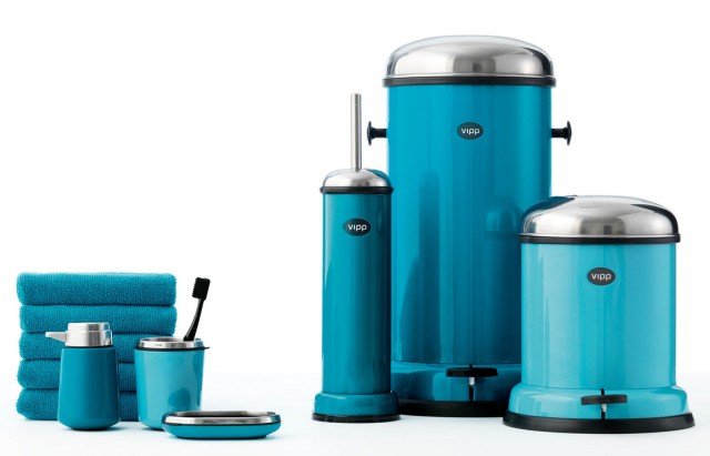 Vipp completa la gamma destinata al bagno proponendo una nuova serie di accessori dal design minimalista e contemporaneo. Questa collezione include un set di due appendiabiti, un portasciugamani, uno scaffale e un portarotolo carta igienica. Semplicità estetica, linee sobrie, funzionalità e materiali di qualità sono i fili conduttori di questa gamma. Tutti gli elementi sono realizzati in acciaio inox e gomma. La combinazione di questi due materiali crea un elegante contrasto. La superficie degli appendini è decorata con gomma per impedire che gli asciugamani scivolino. Misura Ø 1,5 x L 6 cm. Prezzo 89 euro la coppia. www.vipp.com Vipp completa la gamma destinata al bagno proponendo una nuova serie di accessori dal design minimalista e contemporaneo. Questa collezione include un set di due appendiabiti, un portasciugamani, uno scaffale e un portarotolo carta igienica. Semplicità estetica, linee sobrie, funzionalità e materiali di qualità sono i fili conduttori di questa gamma. Tutti gli elementi sono realizzati in acciaio inox e gomma. La combinazione di questi due materiali crea un elegante contrasto. La superficie degli appendini è decorata con gomma per impedire che gli asciugamani scivolino. Misura Ø 1,5 x L 6 cm. Prezzo 89 euro la coppia. www.vipp.com