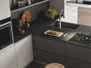 cucina Wega di Arredo3 top e schienale in Okite colore gray stone cucina Wega di Arredo3 top e schienale in Okite colore gray stone