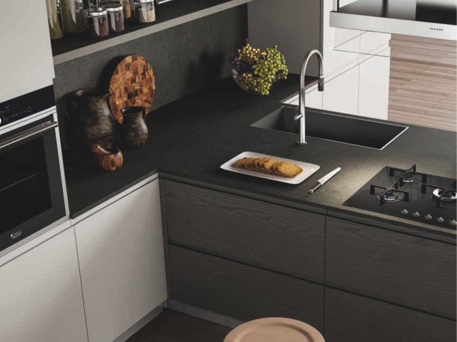 cucina Wega di Arredo3 top e schienale in Okite colore gray stone cucina Wega di Arredo3 top e schienale in Okite colore gray stone