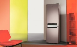 Maniglia a filo e display comandi Touch Screen sono integrati in un unico elemento nella porta in acciaio inox del frigocongelatore combinato in classe di efficienza energetica A++. È dotato di sistema Activ0° che conserva i cibi freschi fino a quattro volte più a lungo. Misura L 60 x P 66 x H 200 cm. Costa 1.199 euro WBV36992 NFC IX Absolute Pure di Whirlpool Maniglia a filo e display comandi Touch Screen sono integrati in un unico elemento nella porta in acciaio inox del frigocongelatore combinato in classe di efficienza energetica A++. È dotato di sistema Activ0° che conserva i cibi freschi fino a quattro volte più a lungo. Misura L 60 x P 66 x H 200 cm. Costa 1.199 euro WBV36992 NFC IX Absolute Pure di Whirlpool