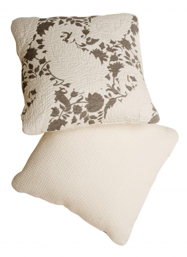 Con lavorazione piqué jacquard e disegno paisley, il cuscino in cotone misura 45 x 45 cm e costa 109 euro Yester di Mastro Raphaël Con lavorazione piqué jacquard e disegno paisley, il cuscino in cotone misura 45 x 45 cm e costa 109 euro Yester di Mastro Raphaël