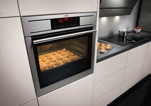 Il forno pirolitico BP 7314071 M di Aeg Electrolux è capiente 74 litri e ha 12 funzioni. Largo 74 cm, ha regolazione e controllo elettronico della temperatura da 30 a 300 °C e programmatore elettronico. Prezzo da rivenditore. www.aeg-electrolux.it Il forno pirolitico BP 7314071 M di Aeg Electrolux è capiente 74 litri e ha 12 funzioni. Largo 74 cm, ha regolazione e controllo elettronico della temperatura da 30 a 300 °C e programmatore elettronico. Prezzo da rivenditore. www.aeg-electrolux.it