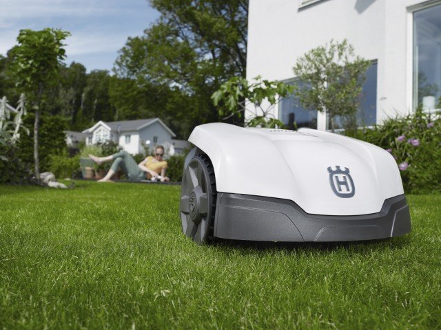 Husqvarna Automower® 305 è il rasaerba robotizzato per prati fino ai 500 mq ed è equipaggiato con una batteria ricaricabile Li-lon Husqvarna Automower® 305 è il rasaerba robotizzato per prati fino ai 500 mq ed è equipaggiato con una batteria ricaricabile Li-lon