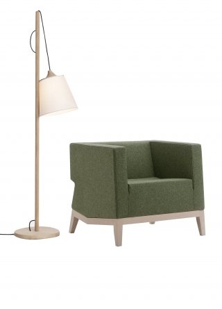 lampada da terra Pull di Muuto in frassino e poltroncina Inka B200 di Billiani lampada da terra Pull di Muuto in frassino e poltroncina Inka B200 di Billiani